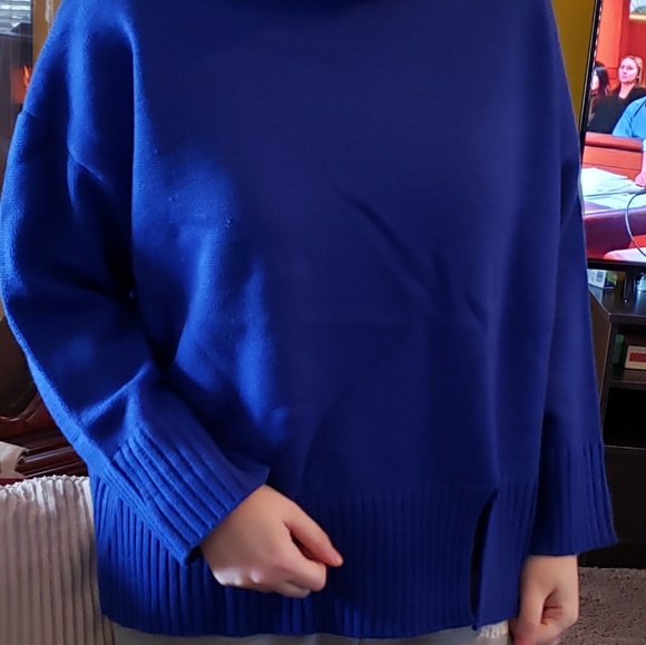 Red Slit Oversized Turtleneck Sweater - Picture 6 of 7